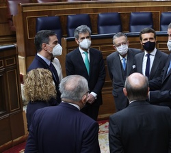 Su Majestad el Rey conversa con las máximas autoridades del Estado durante su visita al hemiciclo del Congreso de los Diputados