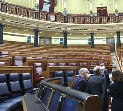 Su Majestad el Rey con las máximas autoridades del Estado durante su visita al hemiciclo del Congreso de los Diputados