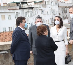 Sus Majestades los Reyes a su llegada al Centro de Artes Visuales Fundación Helga de Alvear