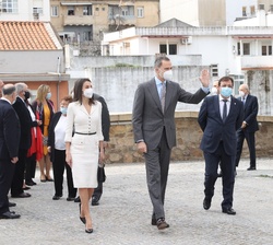 Don Felipe y Doña Letizia a su llegada al Museo de Arte Contemporáneo de la Fundación Helga de Alvear