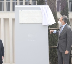 Los Reyes descubren una placa conmemorativa del acto