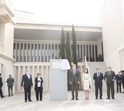Sus Majestades los Reyes tras decubrir la placa conmemorativa