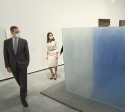 Recorrido de Sus Majestades los Reyes en el Museo de Arte Contemporáneo de la Fundación Helga de Alvear