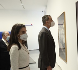 Don Felipe y Doña Letizia frente a una de las obras expuestas