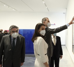 El Rey, junto a la Reina, comenta una de las obras 