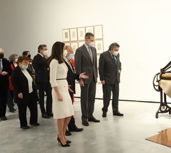 Los Reyes observan una de las obras de la exposición