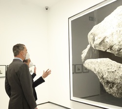 Don Felipe observa una de las obras expuestas