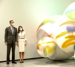 Sus Majestades los Reyes en el Museo de Arte Contemporáneo de la Fundación Helga de Alvear