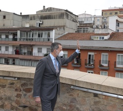 Don Felipe, al finalizar la visita, saluda a los vecinos