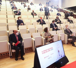 Su Majestad el Rey antes de la proyección de un video sobre los premios PYME del año 2020