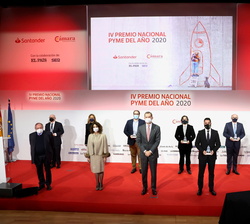 Don Felipe encabeza la Fotografía de Grupo de autoridades, organizadores y premiados en la IV edición de los Premios Pyme del año 2020