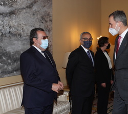 Su Majestad el Rey recibe el saludo del presidente del Comité Olímpico Español, Alejandro Blanco y del presidente del Comité Paralímpico Español, Migu