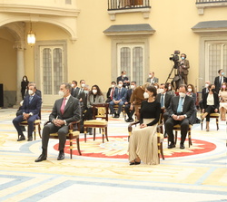 Sus Majestades los Reyes en primera fila de asientos
