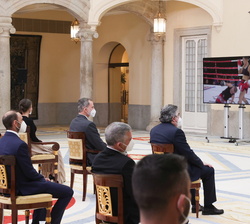 Sus Majestades los Reyes en primera fila de asientos durante la proyección de un video sobre los premiados