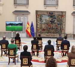 Sus Majestades los Reyes en primera fila de asientos durante la proyección de un video sobre los premiados