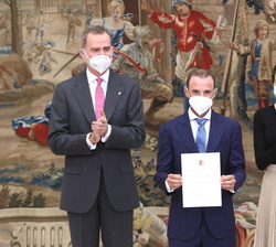 Sus Majestades los Reyes junto al ciclista Alejandro Valverde 