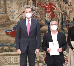 Sus Majestades los Reyes junto al padre del snowboard Regino Hernández