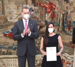 Sus Majestades los Reyes junto a la boxeadora Joana Pastrana