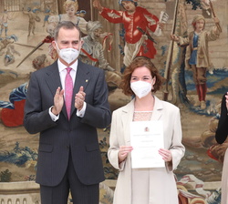 Sus Majestades los Reyes junto a la ajedrecista Sabrina Vega Gutiérrez
