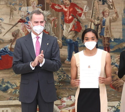Sus Majestades los Reyes junto a la futbolista y atleta Salma Celeste Paralluelo