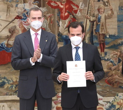 Sus Majestades los Reyes junto a Ignacio Peralta, consejero delegado y patrono de la Fundación Sanitas