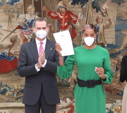 Sus Majestades los Reyes junto a la atleta Yulimar Rojas