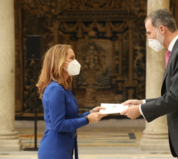 Su Majestad el Rey entrega la Copa Stadium a Theresa Zabell presidenta ejecutiva de la Fundación Ecomar
