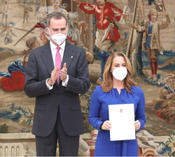 Sus Majestades los Reyes junto a Theresa Zabell presidenta ejecutiva de la Fundación Ecomar