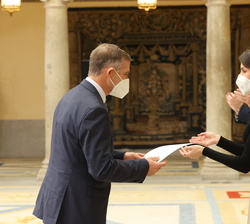 Su Majestad la Reina entrega el Premio Nacional a las Artes y las Ciencias Aplicadas al Deporte a Vicente Gambau presidente del Consejo General de los