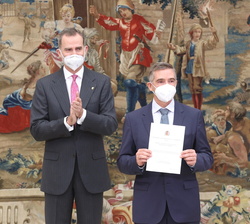 Sus Majestades los Reyes junto a Vicente Gambau presidente del Consejo General de los Ilustres Colegios Oficiales de Licenciados en Educación Física y