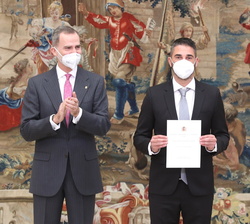 Sus Majestades los Reyes junto al ex jugador de baloncesto Juan Carlos Navarro