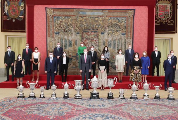 Fotografía de grupo de Sus Majestades los Reyes con los galardonados por los Premios Nacionales del Deporte 2018