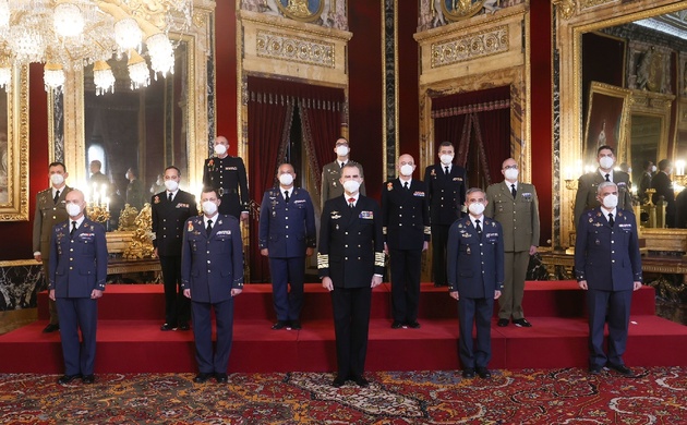 Su Majestad el Rey junto al grupo de coroneles y capitanes de Navío asistentes a la audiencia