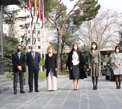 Fotografía de grupo de Su Majestad la Reina junto a las autoridades y personalidades que la recibieron a su llegada