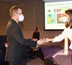 Su Majestad la Reina hace entrega del reconocimiento "Síntoma COMPROMISO" a Carlos Lozano