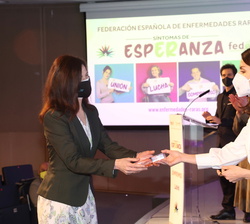 Su Majestad la Reina hace entrega del reconocimiento "Síntoma LUCHA"  al proyecto "IMPaCT" recoge el premio Raquel Yotti y Ángel C