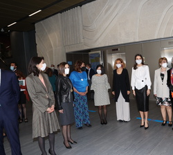 Fotografía de grupo de Su Majestad la Reina junto a los participantes en el acto con motivo del Día Mundial de la Enfermedades Raras