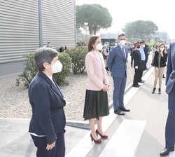 A su llegada, Su Majestad el Rey recibe el saludo de las autoridades