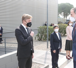 Suy Majestad el Rey recibe el saludo del presidente del Grupo Volkswagen, Herbert Diess