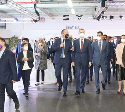 Su Majestad el Rey junto al presidente del Gobierno, durante la visita a las instalaciones