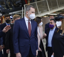 Don Felipe durante una demostración con realidad virtual sobre el trabajo en el chasis de un vehículo eléctrico