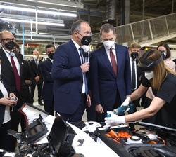 Su Majestad el Rey durante la demostración de realidad virtual que realiza una joven aprendiz de la escuela de SEAT