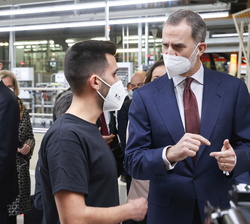 Don Felipe conversa con un joven aprendiz de la línea de producción PHEV