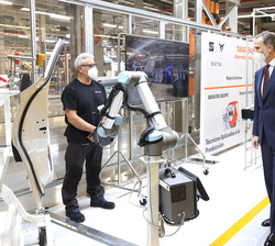 Don Felipe durante su visita a las instalaciones de SEAT