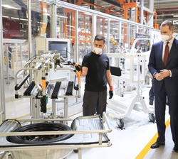 Durante su visita, Su Majestad el Rey recibe explicaciones sobre las distintas maquinarias que se usan en el proceso de producción