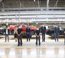 Fotografía de Su Majestad el Rey junto a las autoridades y jóvenes aprendices de la escuela de SEAT