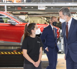 Su Majestad el Rey conversa con una de las jóvenes aprendices de la escuela de SEAT