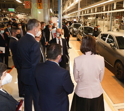 Su Majestad el Rey durante su visita a las instalaciones