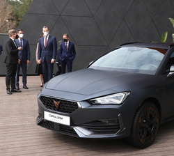 Don Felipe ante el modelo Cupra Formentor PHEV