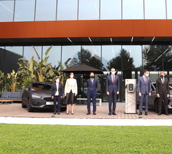Don Felipe junto a las autoridades ante unos modelos producidos en la planta de Martorell